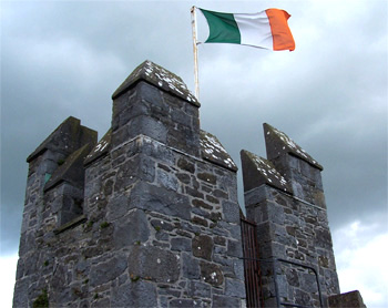 Le drapeau de la Rpublique d'Irlande. Le vert est la couleur des catholiques, l'orange celle des protestants, le blanc symbolise l'espoir de paix entre les deux communauts