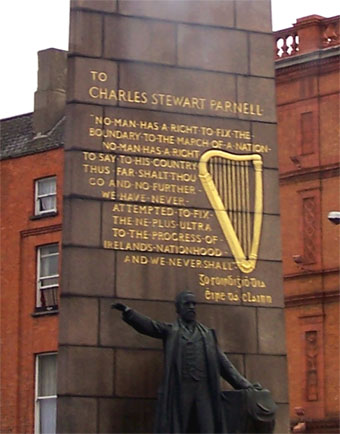L'Eire a pour emblème national un instrument de musique, la harpe celtique (elle figure au dos des pièces d'euro). La musique traditionnelle est ancrée dans la culture irlandaise, et se manifeste librement un peu partout (pubs, rues, concerts).
